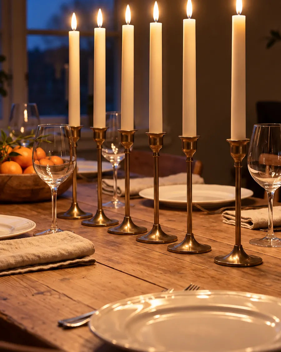 La table – Six grandes bougies le long de la table – le dîner devient tout de suite une fête.