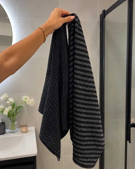 Deux serviettes Wove suspendues à la paroi de douche