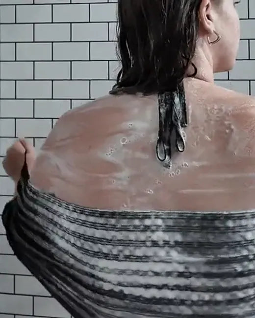 Cliente sous la douche avec la serviette Wove
