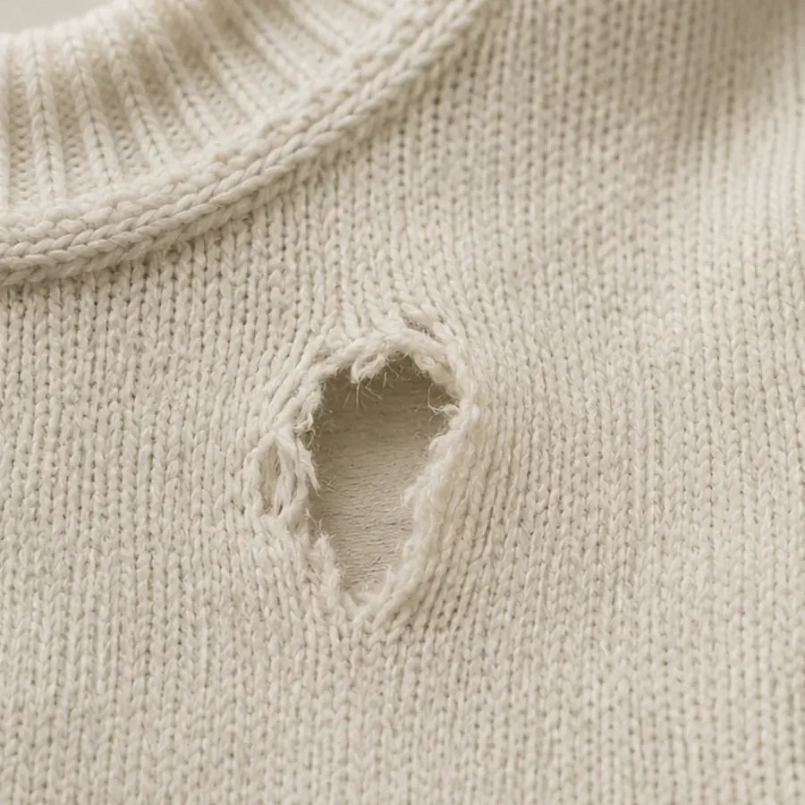 Pull en maille troué près de l'encolure
