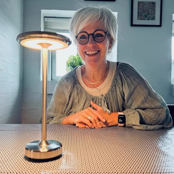 Cliente à table avec la lampe Copenhagen argentée